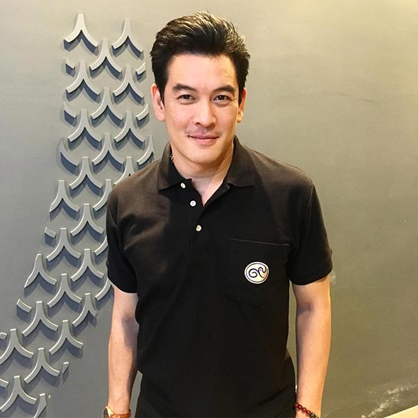 แอนแฟนชาคริต แย้มนาม