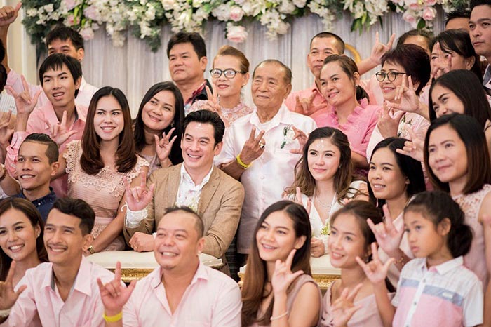 ชาคริต แย้มนาม