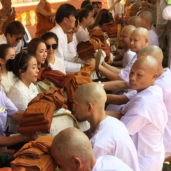 ดาราทำบุญ