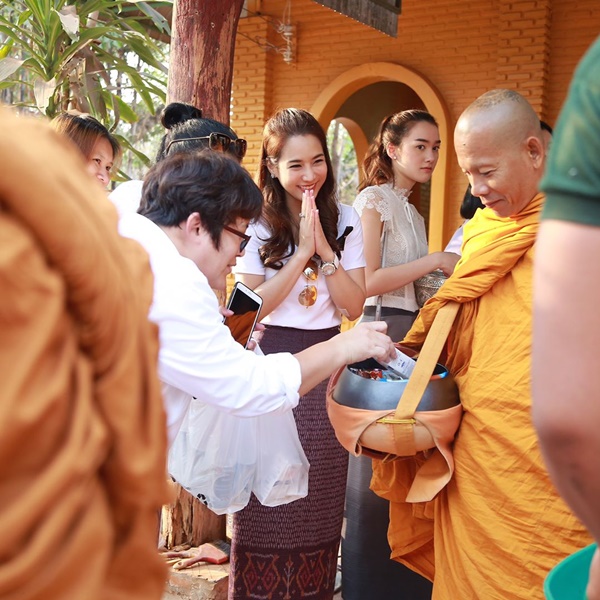 ดาราทำบุญ