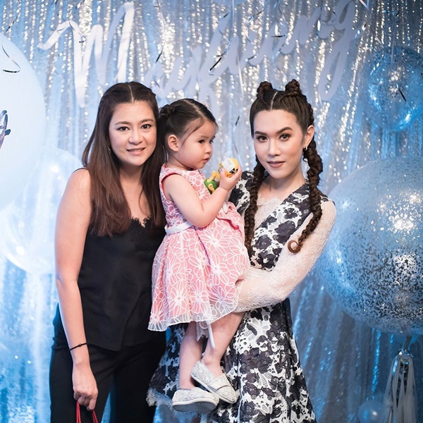 เมย์ เฟื่องอารมย์ 