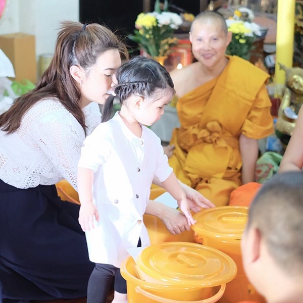 เมย์ เฟื่องอารมย์ 