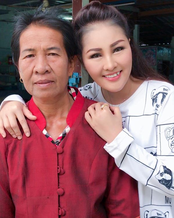 หญิงลี ศรีจุมพล