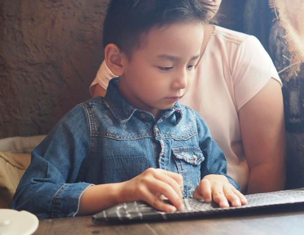 พลอย ชิดจันทร์ 