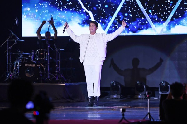 เจมส์ จิ