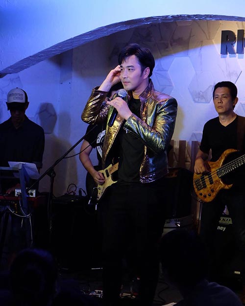 เจมส์ ครูก้อย