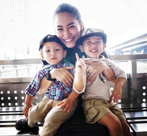 พลอย ปีเตอร์