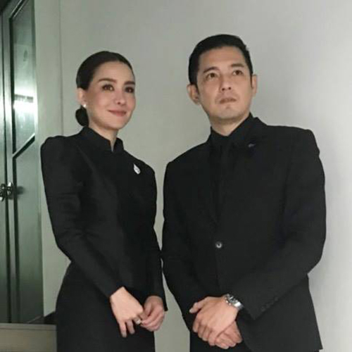 วางดอกไม้จันทน์