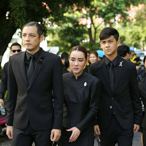 วางดอกไม้จันทน์