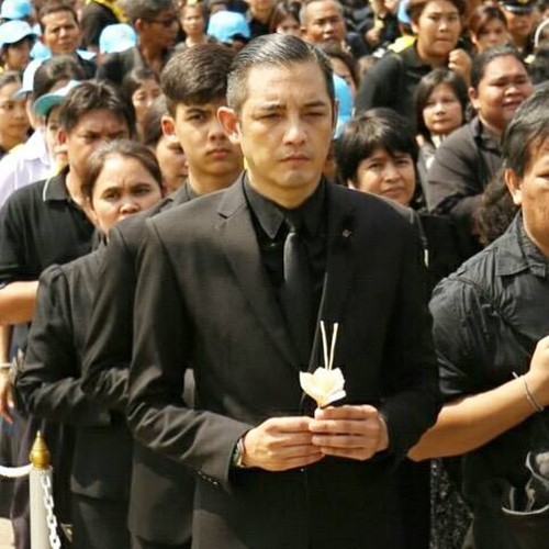 วางดอกไม้จันทน์