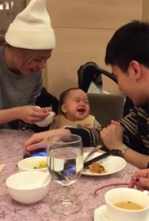 คลิปขำกลิ้ง น้องเป่าเปา หัวเราะอร่อยมาก เมื่อได้ยินคำว่า 