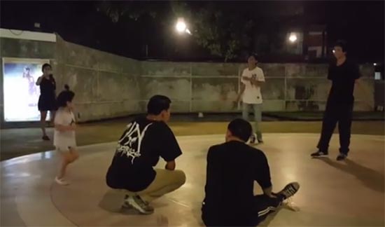 คลิปน่ารัก น้องมะลิ โชว์สเต็ปแดนซ์แบทเทิลกับพี่ ๆ แก๊งบีบอยซะด้วย 