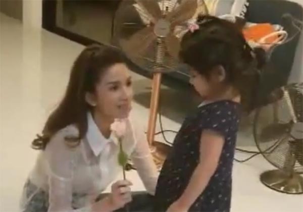 รักบริสุทธิ์..น้องมะลิ ให้กุหลาบ แม่โบว์ และให้ พ่อปอ หน้ารูป ในวันวาเลนไทน์ 