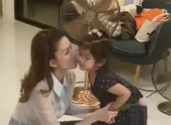 รักบริสุทธิ์..น้องมะลิ ให้กุหลาบ แม่โบว์ และให้ พ่อปอ หน้ารูป ในวันวาเลนไทน์ 