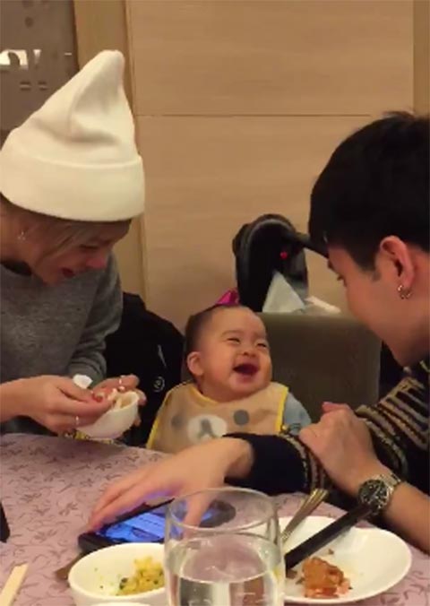 คลิปขำกลิ้ง น้องเป่าเปา หัวเราะอร่อยมาก เมื่อได้ยินคำว่า 