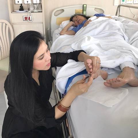 เหนื่อยแค่ไหนก็ยอม โบ-แบม ทำหน้าที่ลูกที่ดี ช่วยกันดูแลเมื่อคุณแม่ป่วย