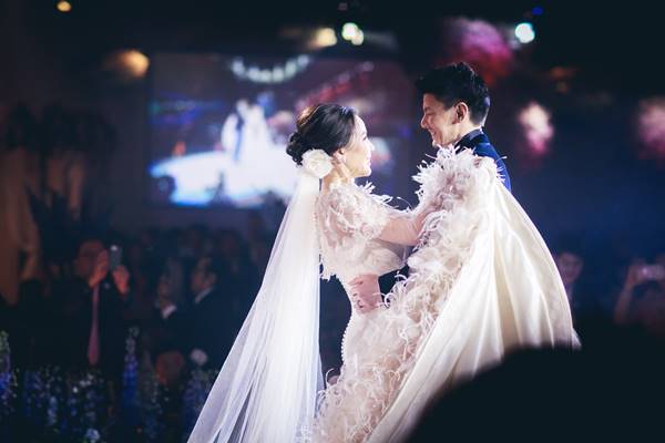 เปิดภาพงานแต่งไฮโซ รวิ วรมาศ ทายาทคิง เพาเวอร์ 