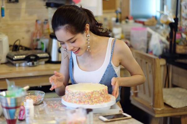 หวานเบอร์แรง ! เกรซ กาญเกล้า เข้าคอร์สเรียนทำเค้ก เซอร์ไพรส์วันเกิด ไฮโซขุนพล 