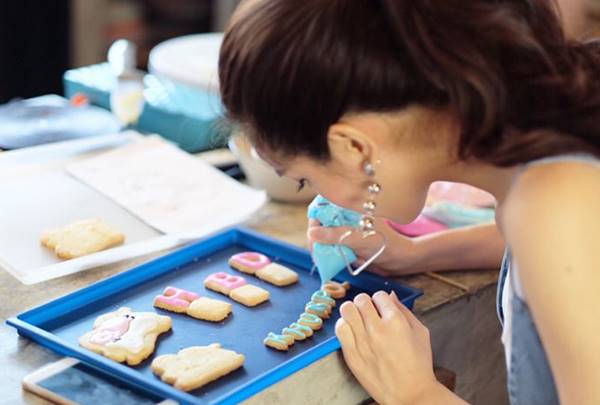 หวานเบอร์แรง ! เกรซ กาญเกล้า เข้าคอร์สเรียนทำเค้ก เซอร์ไพรส์วันเกิด ไฮโซขุนพล 