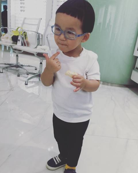 น้องออกู๊ด กับลุคใหม่ กลายเป็นหนุ่มน้อยใส่แว่น-แก้ไขปัญหาสายตายาว