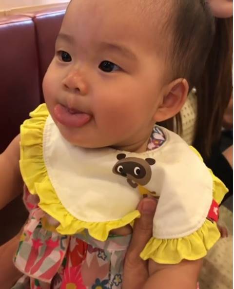 คลิปน่ารัก น้องเป่าเปา แจกความสดใส ทำท่าแลบลิ้นแบร่ ๆ 