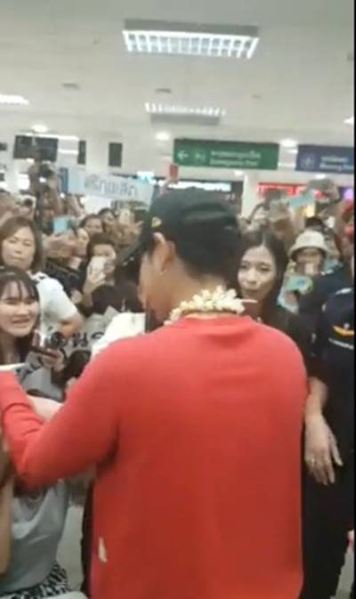 เป๊ก ผลิตโชค ไม่ใช่แค่ห้าง แต่สนามบินก็แตก FC มารับแน่น กรี๊ดสนั่น !!