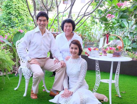 จิ๊บ จ๊ะจ๋า รดน้ำดำหัวผู้ใหญ่ในวันสงกรานต์ ไฟเขียวขนาดนี้ ใกล้มีข่าวดียังเอ่ย ? 