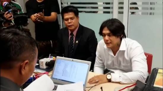 นิกกี้ พิ้ม เข้าพบตำรวจรับทราบข้อกล่าวหา เหตุไลฟ์สดสาวอาบน้ำโชว์สยิว