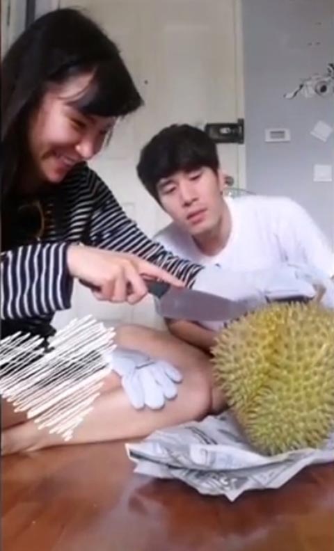 ดีเจต้นหอม เขินแรง ซัน ประชากร จุ๊บแก้มฟอดใหญ่เป็นรางวัลหลังฉีกทุเรียนสำเร็จ !