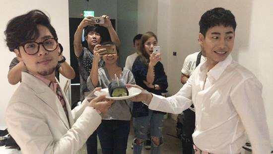 จิ้นมั้ย ? เป๊ก ผลิตโชค ยกเค้กเซอร์ไพรส์วันเกิด ทอม อิศรา น่ารักอย่างแรง 