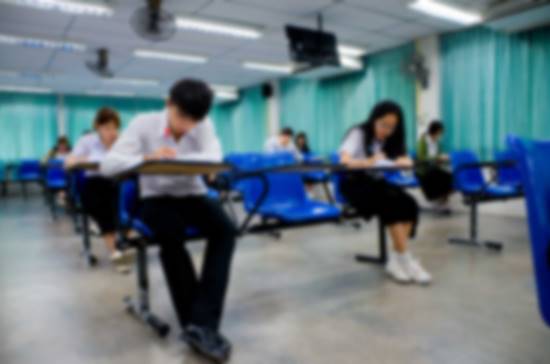 นักศึกษาพ้อ