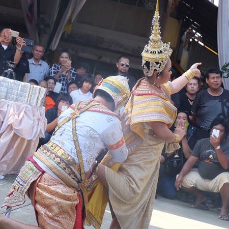 ตุ๊กกี้ สวมชุดไทยงดงาม