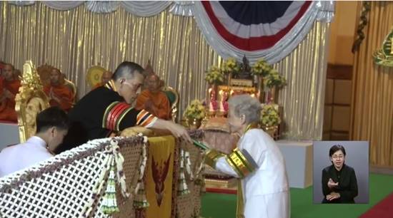 คุณยายวัย 91 สุดปีติ เข้ารับพระราชทานปริญญาบัตรจากพระหัตถ์ ร.10