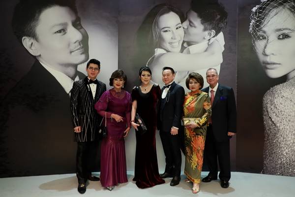 เปิดภาพงานแต่งไฮโซ รวิ วรมาศ ทายาทคิง เพาเวอร์ 