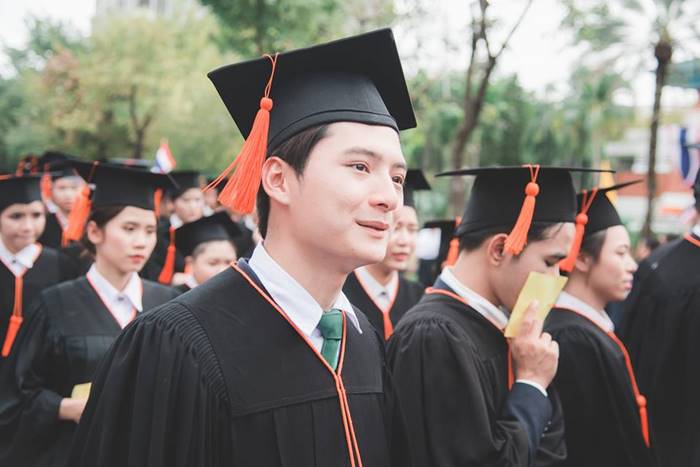 ส่องบัณฑิตหนุ่มป้ายแดงจากรั้ว ม.เกษตร