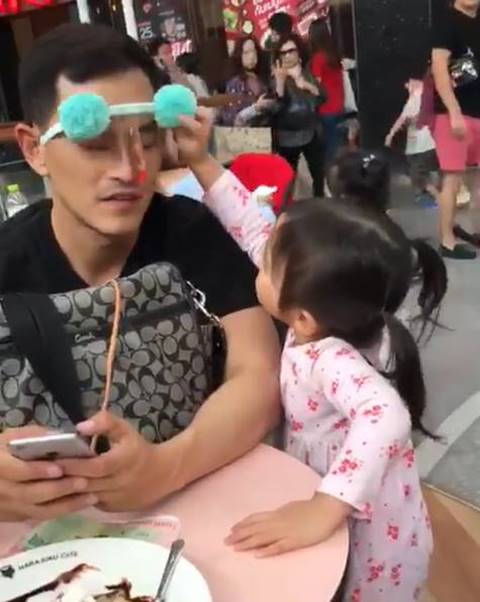 ส่องโมเมนต์ คุณพ่อสงกรานต์ น้องปีใหม่