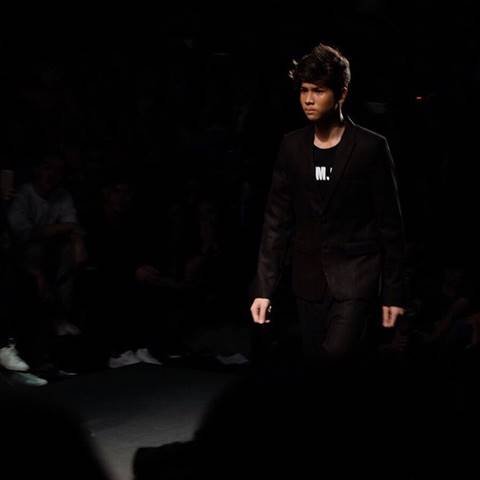 หล่อได้แม่ ! น้องอีตั้น ลูกหมิว ลลิตา อวดมาดนายแบบเป๊ะทุกย่างก้าว 