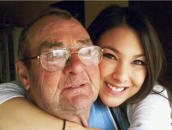 โบว์ เบญจวรรณ สุดเศร้า สูญเสียคุณพ่อ-คิมเบอร์ลี่ ร่วมงานศพ พร้อมให้กำลังใจ