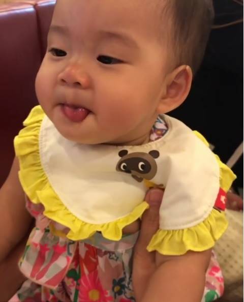 คลิปน่ารัก น้องเป่าเปา แจกความสดใส ทำท่าแลบลิ้นแบร่ ๆ 