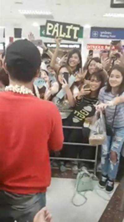 เป๊ก ผลิตโชค ไม่ใช่แค่ห้าง แต่สนามบินก็แตก FC มารับแน่น กรี๊ดสนั่น !!