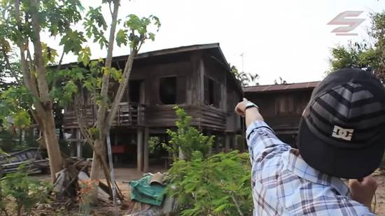 เห็นแล้วอึ้ง ! เปิดบ้านไม้หลักแรกของ โจ๊ก โซคูล ที่จ. พิษณุโลก สภาพเป็นแบบนี้