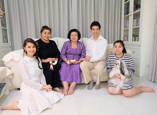 จิ๊บ จ๊ะจ๋า รดน้ำดำหัวผู้ใหญ่ในวันสงกรานต์ ไฟเขียวขนาดนี้ ใกล้มีข่าวดียังเอ่ย ? 