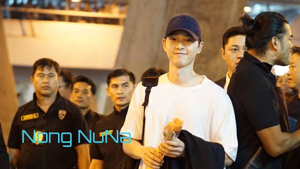 กรี๊ด !! ซงจุงกิ ถึงประเทศไทยแล้ว แฟนคลับแห่ต้อนรับเพียบ 