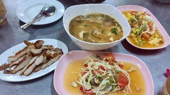 สาวกินส้มตำกุ้งสดจนอาหารเป็นพิษ