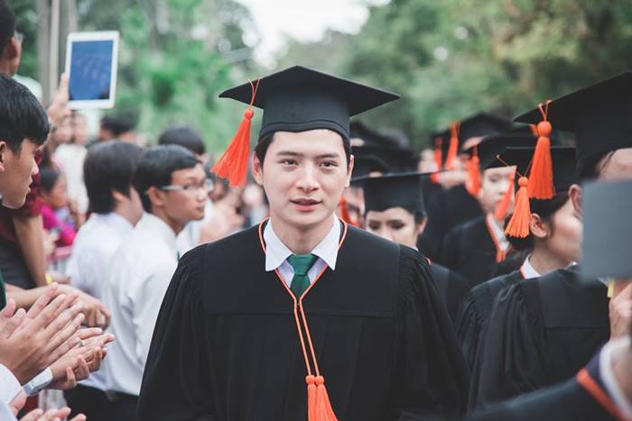 ส่องบัณฑิตหนุ่มป้ายแดงจากรั้ว ม.เกษตร