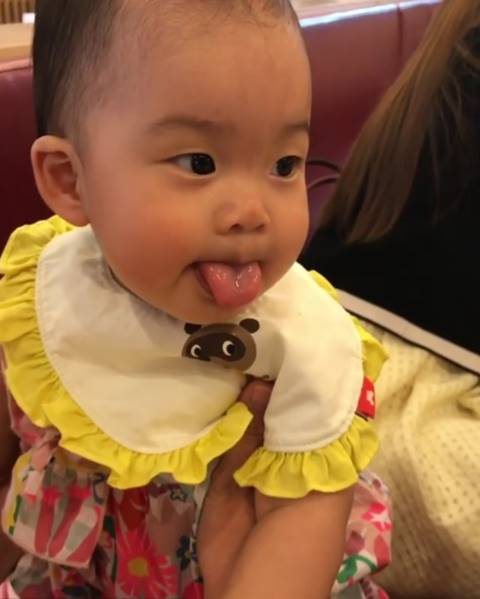 คลิปน่ารัก น้องเป่าเปา แจกความสดใส ทำท่าแลบลิ้นแบร่ ๆ 