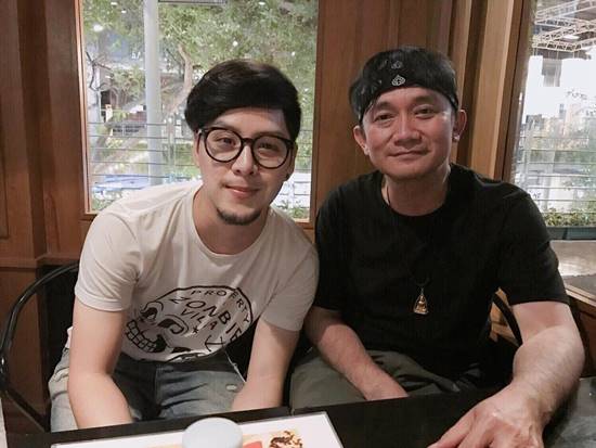 ทอม Room 39 โชว์ร้องเพลง มือปืน ให้ ปู ฟังสด ๆ จนปูทำหน้าแบบนี้  !! 