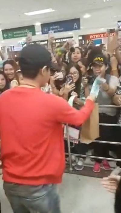 เป๊ก ผลิตโชค ไม่ใช่แค่ห้าง แต่สนามบินก็แตก FC มารับแน่น กรี๊ดสนั่น !!