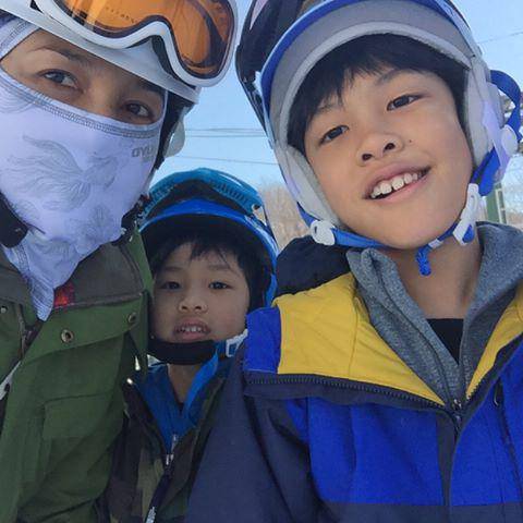 เคน หน่อย จูงมือลูก ๆ น้องคุณ น้องจุน เล่นสกี ตะลุยหิมะที่ญี่ปุ่น  