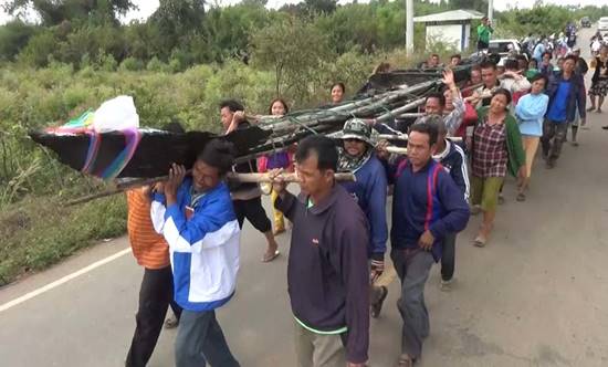 ฮือฮา ! พบเรือไม้ตะเคียนโบราณอายุราว 500 ปี